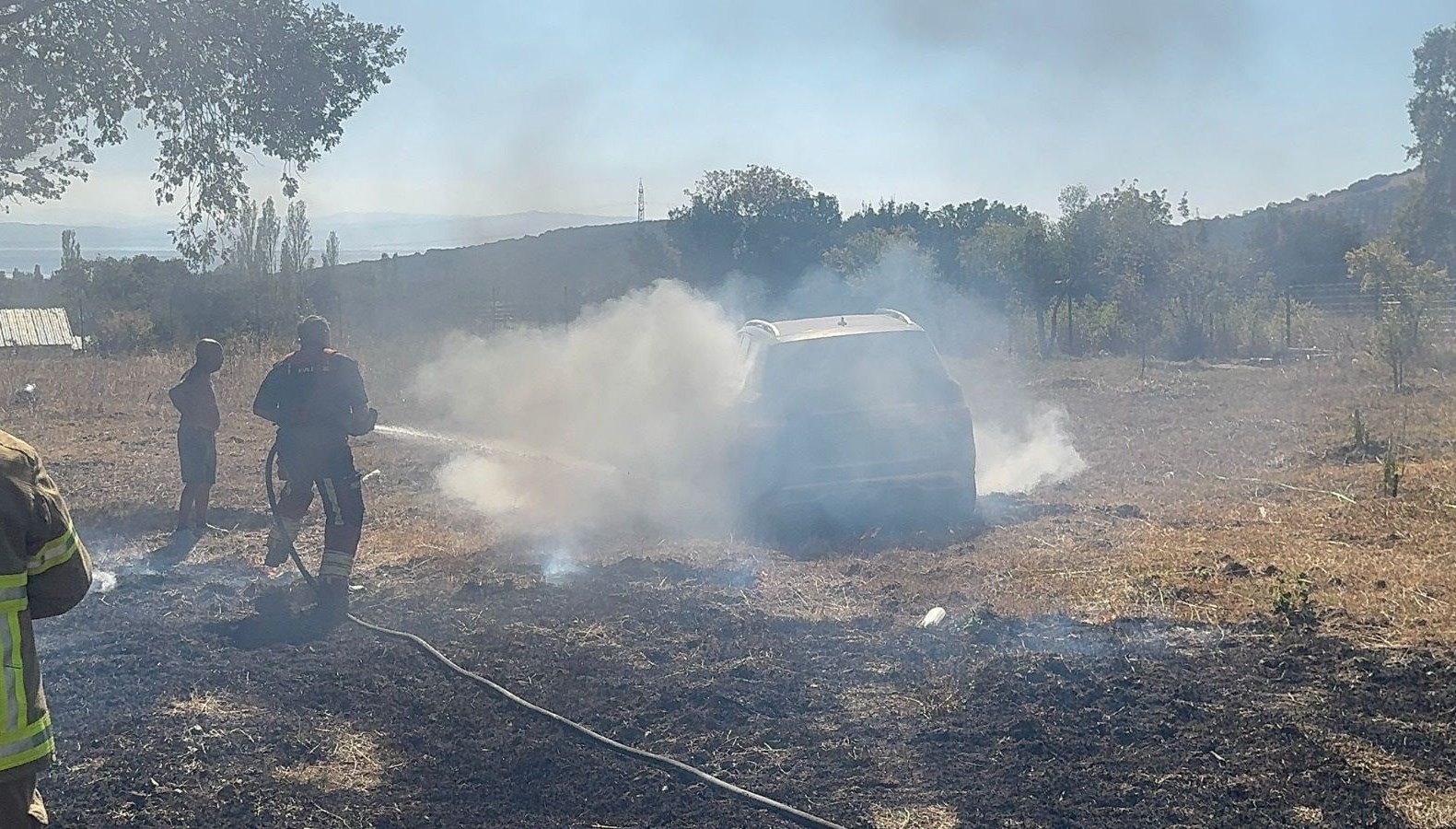 aniz yangini zeytin agaclari ile bir otomobile zarar verdi uutSeqqC