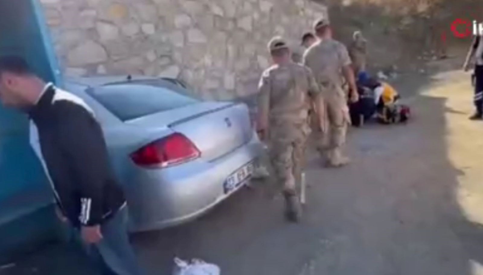 elazigda otomobil duraga daldi 1i agir 6 yarali 9NG9g1QC