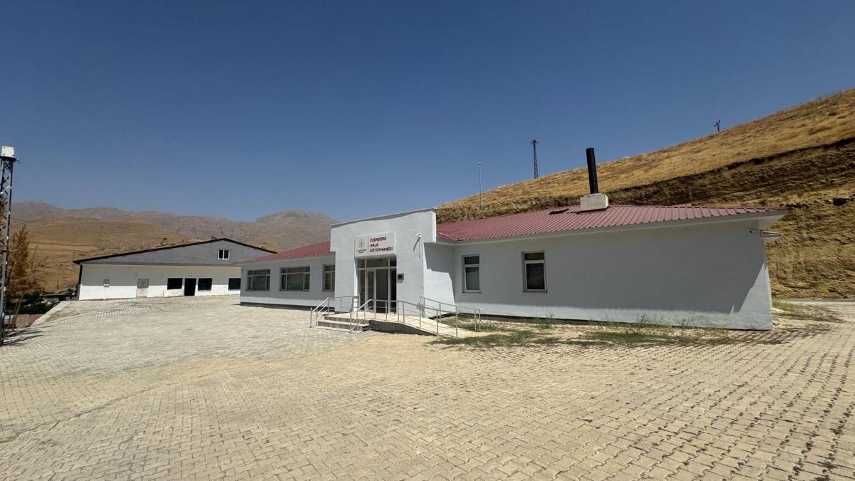 iran sinirindaki beldede acilan kutuphane 15 bin kitapla ogrencilere hizmet veriyor dsFlt8FB