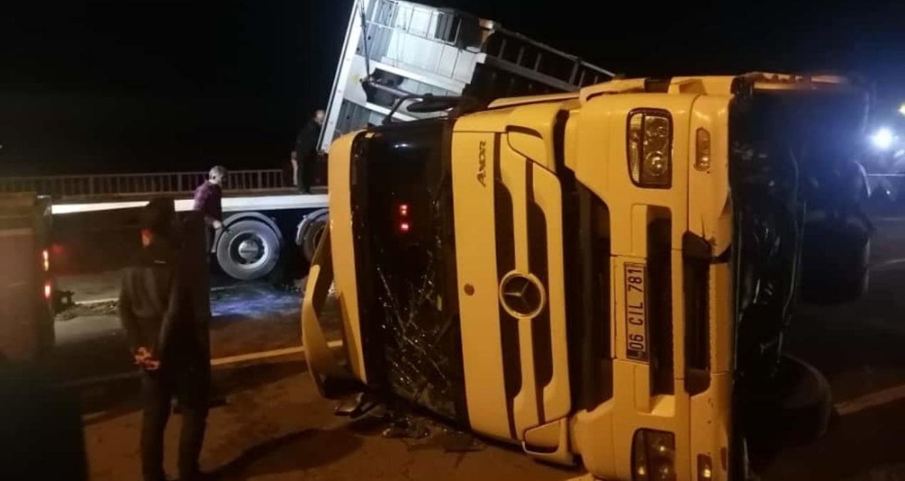 karadeniz sahil yolunda tir devrildi ROzxZlk4