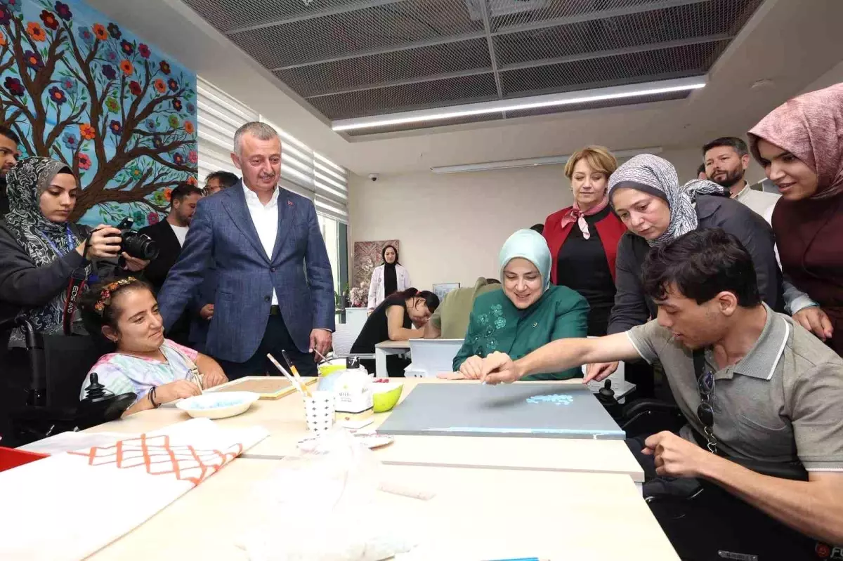 tugba isik ercan gonca engelsiz yasam merkezini ziyaret etti UcrDVuRY