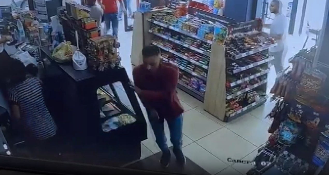 eski esinin yaninda gordu akaryakit istasyonunda dehset sacti o anlar kamerada SqTL1Rcj