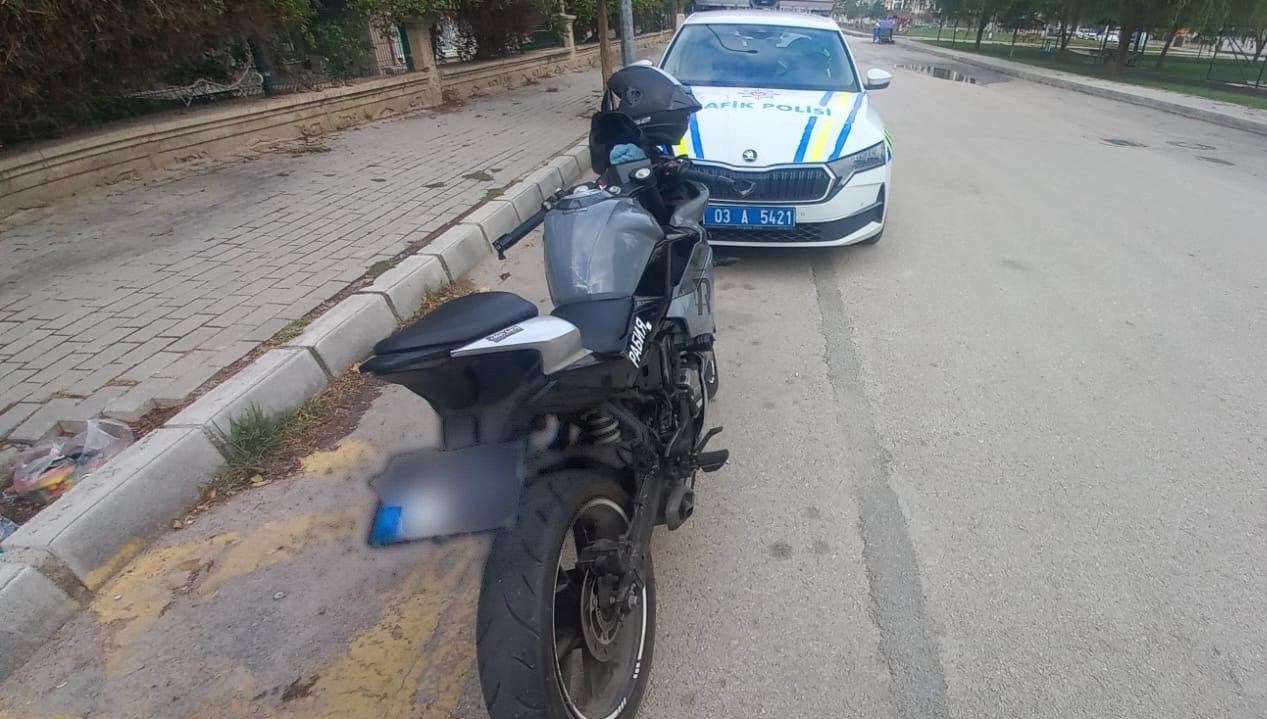 motosikletinin plakasini bantla degistiren surucu polise yakalandi iiHdKxvM