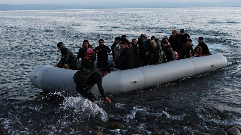 sakiz adasinda gocmen botu kayaliklara carpti 2 olu 10 yarali Rj6yrTiJ.jpg