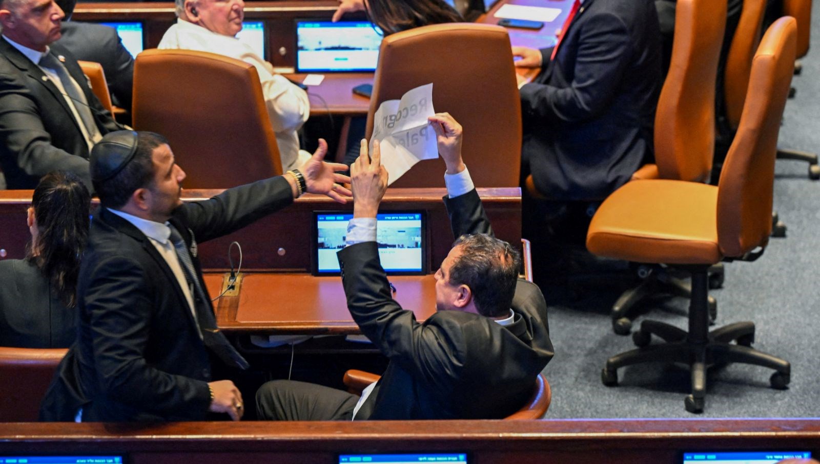 trump konusuyordu israil meclisinde filistini taniyin pankarti acildi SL7n24WQ.jpg