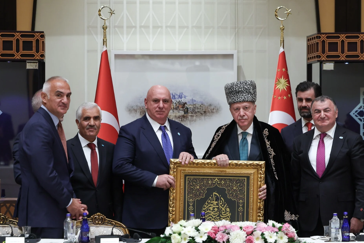 Cumhurbaşkanı Recep Tayyip Erdoğan’a kalpak hediye edildi