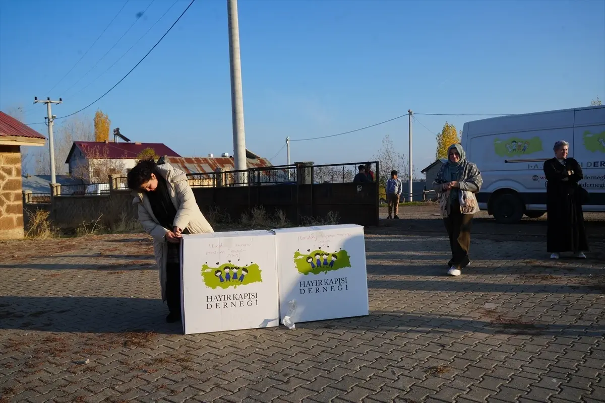 Muş’ta Çocuklara Kışlık Giysi Yardımı