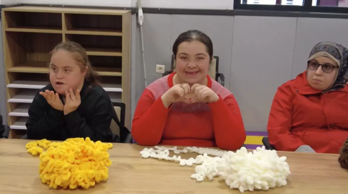 Özel Gereksinimli Çocuklardan Sevgi Eli