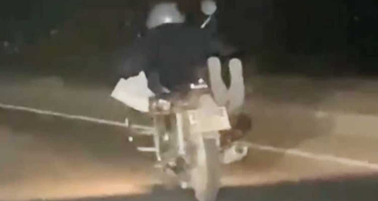 Yüzüstü yatarak motosiklet kullandı, cezadan kaçamadı