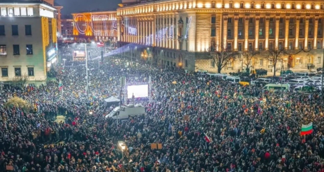 Hükümet istifa etse de, onbinlerce kişi sokaklara aktı: Komşuda 37 yılın en büyük protestoları