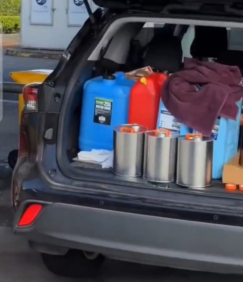 Avustralya’da Akaryakıt Krizi: Benzin Kuyruğunda Stoklayan Sürücü