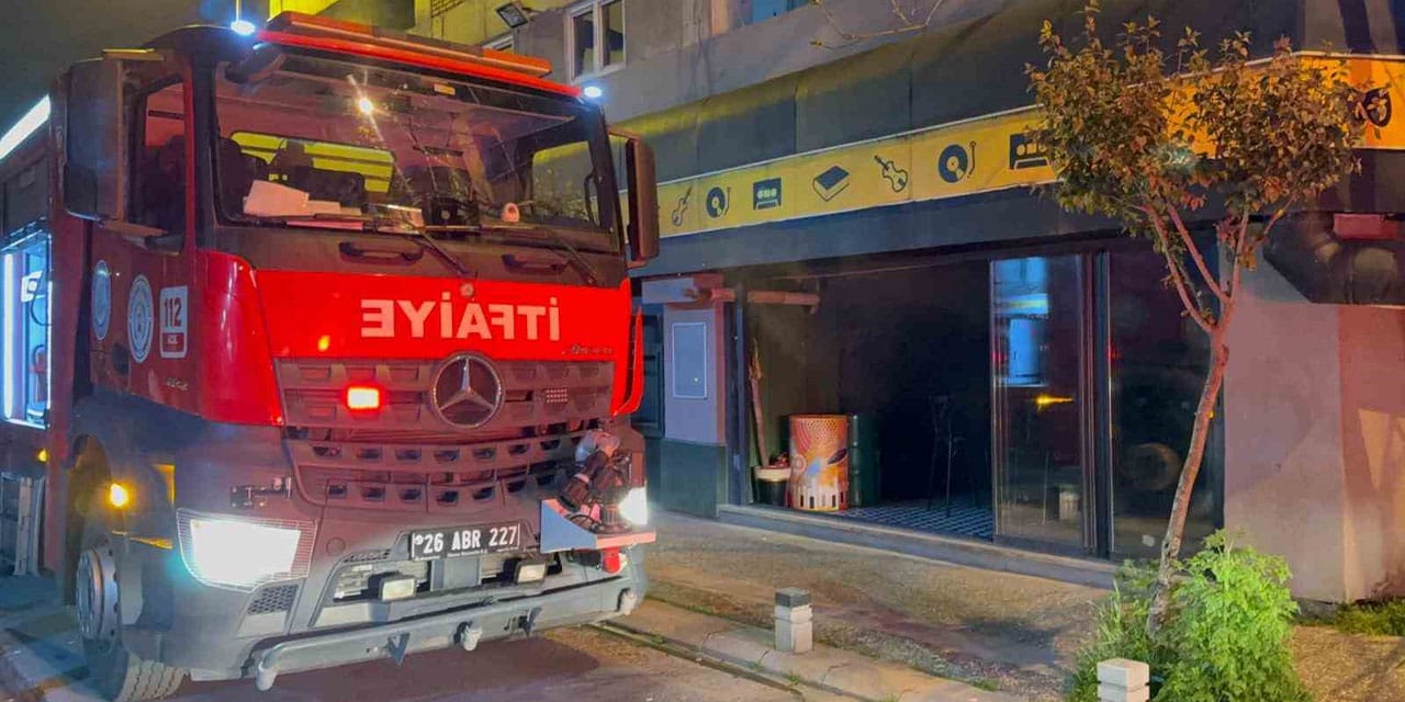 Eğlence Mekanında Yangın Korkusu: Müşteriler Zor Kurtuldu