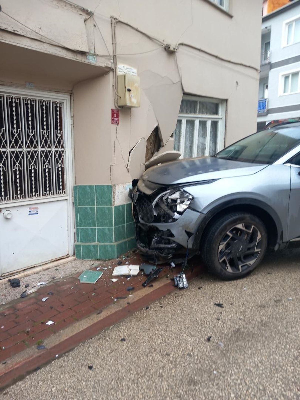 İnegöl’de Kaza: Cip Ev Duvarına Çarptı, Kalorifer Peteği Söküldü
