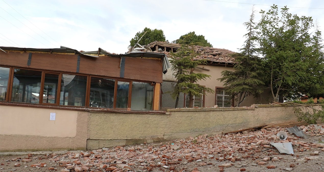 yildirim-dusen-caminin-minaresi-yikildi-imam-yaralandi-zCYi4EP9
