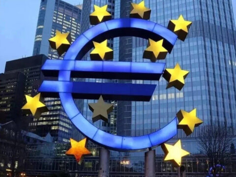 Euro bolgesinde dort ay sonra bir ilk ekonomi yeniden buyudu cb87saXj