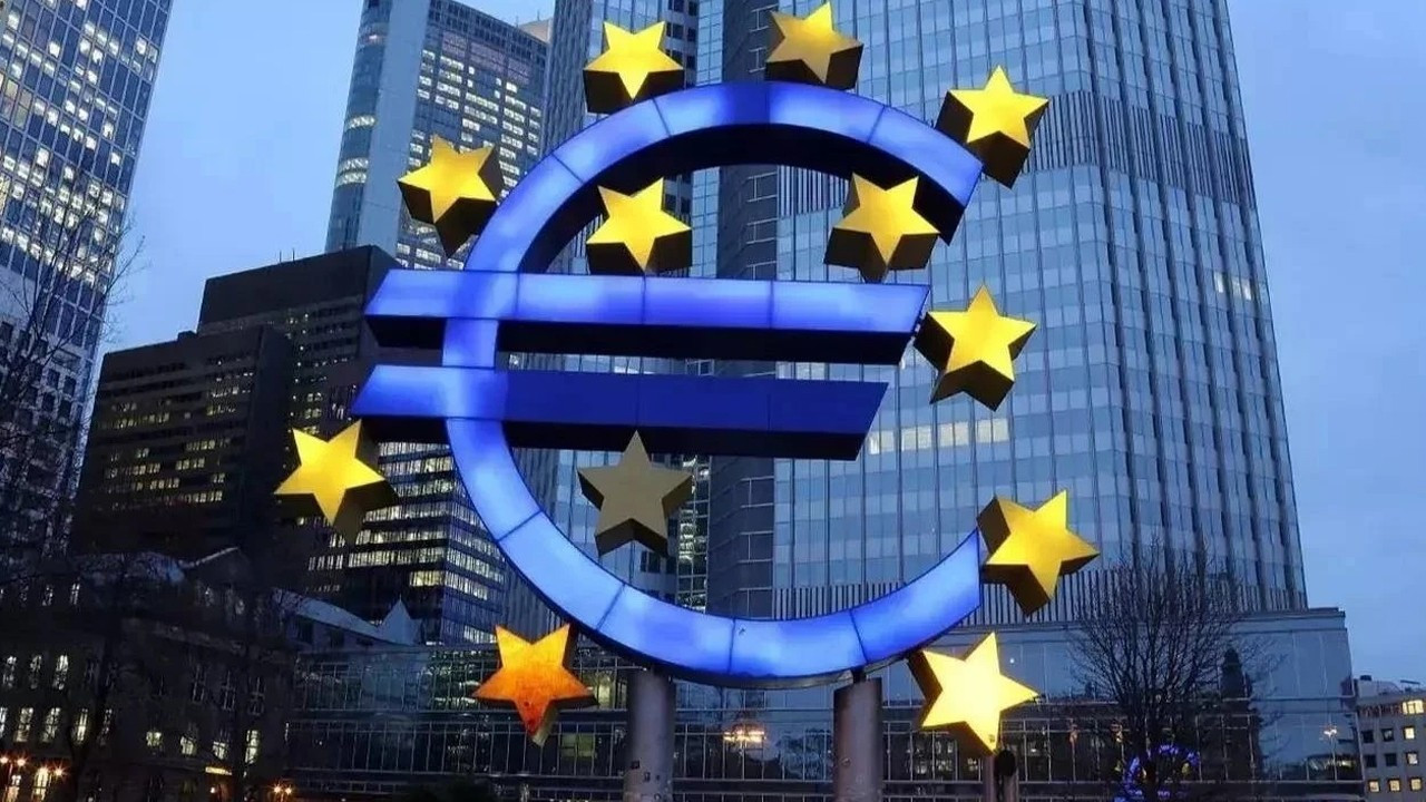 Euro bolgesinde dort ay sonra bir ilk ekonomi yeniden buyudu cb87saXj